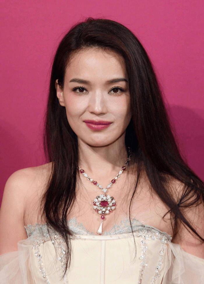 原创星途坎坷彭于晏当众向洪金宝下跪后因得罪李冰冰无戏可拍