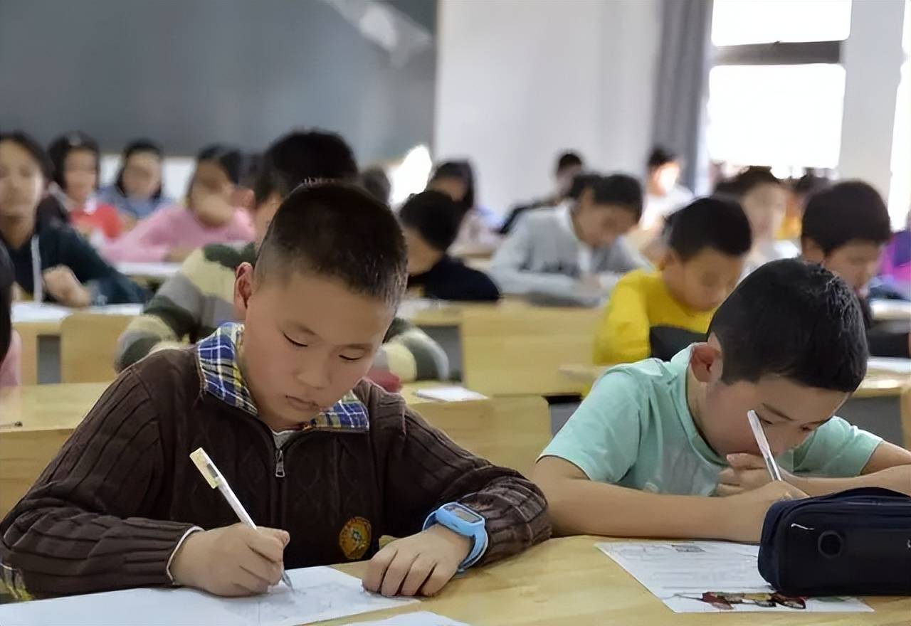 小学生打油诗《老师上厕所》火了,网友直呼有才,老师连忙解释_语文