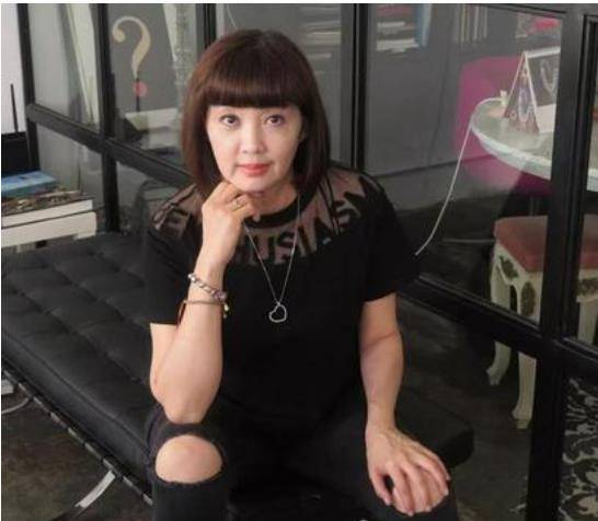 如今,倪诗蓓为了生活,还要穿着不适合年龄段的衣服四处商演,因为息影