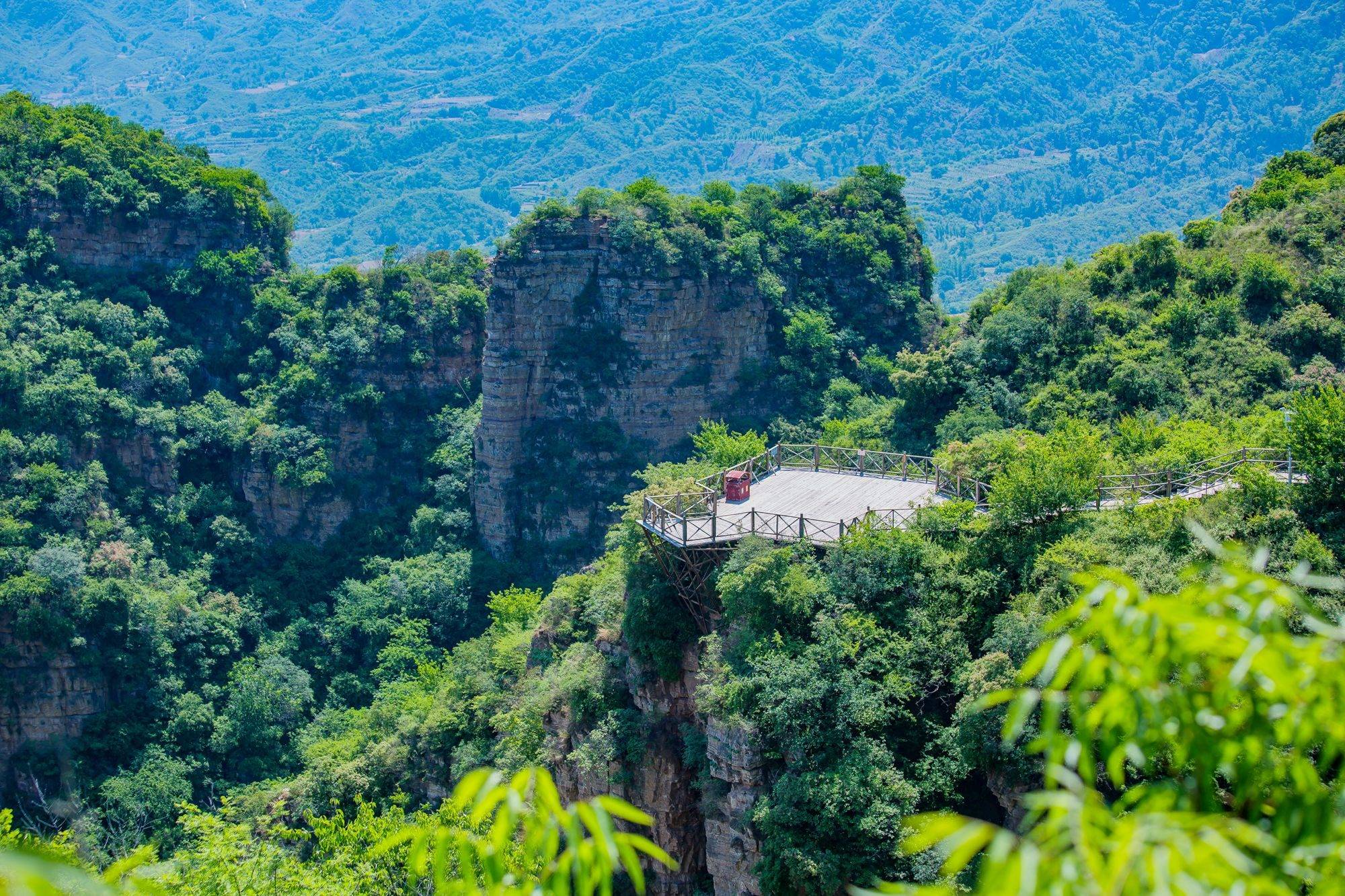石家庄平山有一处红崖谷，风景秀丽，环境好，深受户外爱好者喜爱