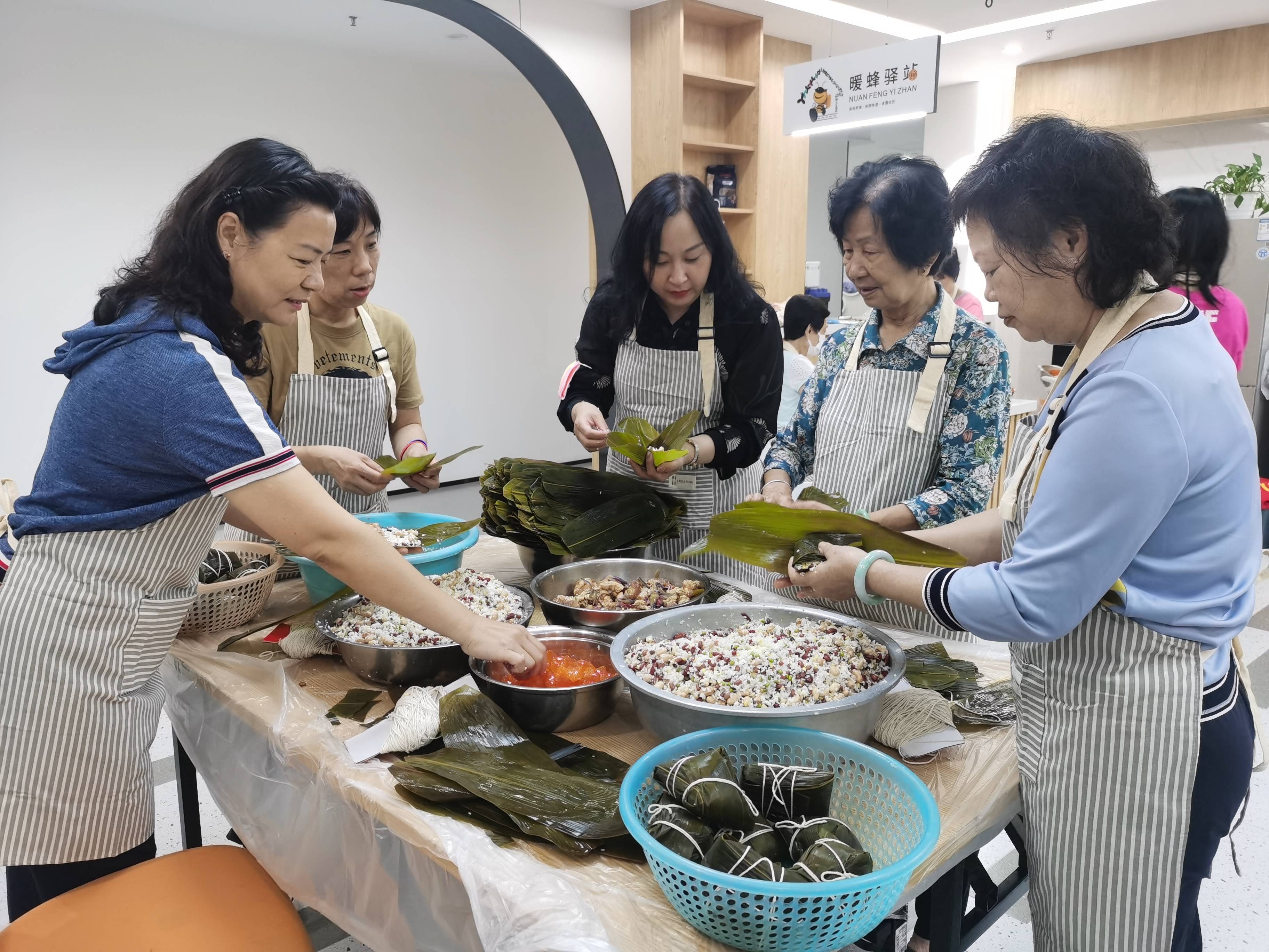 深圳罗湖区桂园街道老围社区举办端午包粽子活动_老人_邻里关系_问候