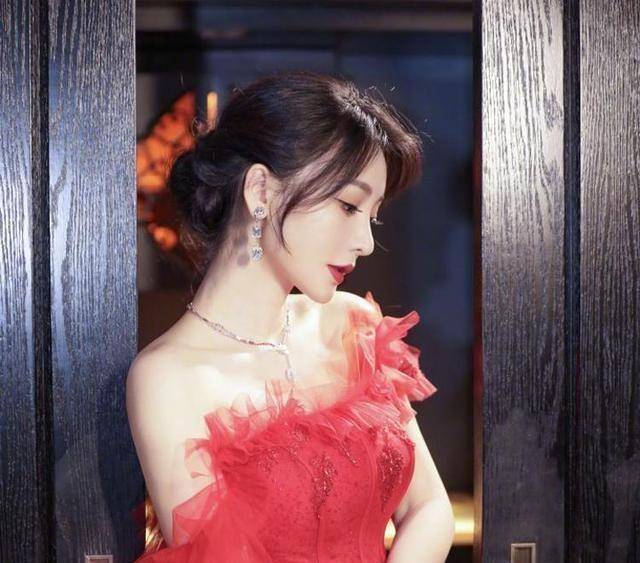 6位身材矮小却身材姣好女明星,个个腰肢纤细,玲珑有致_身体_穿着_身高