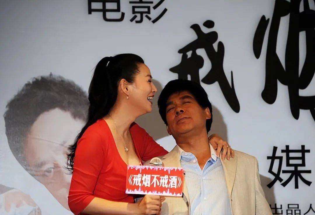 49岁穿得花枝招展,难怪朱时茂笑得合不拢嘴_造型_身材_女性