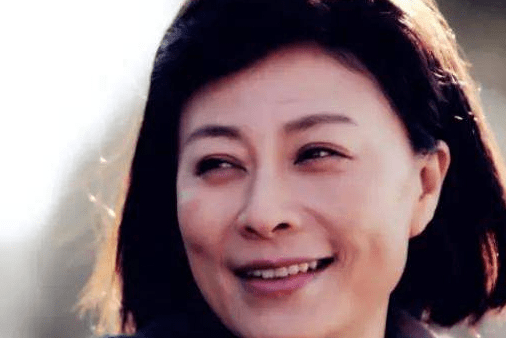 她是张嘉译的前妻,患病后遭丈夫分手,56岁靠女儿跑龙套养她_岳红_母亲