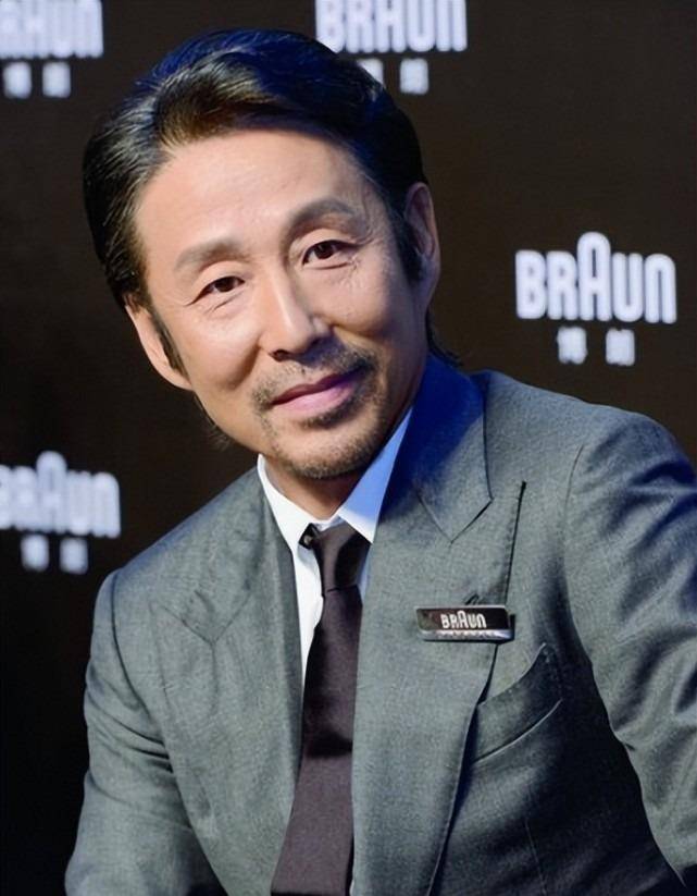 在《流金岁月》中饰演的叶谨言,里面的他不善言辞,一副不为世俗烦扰的