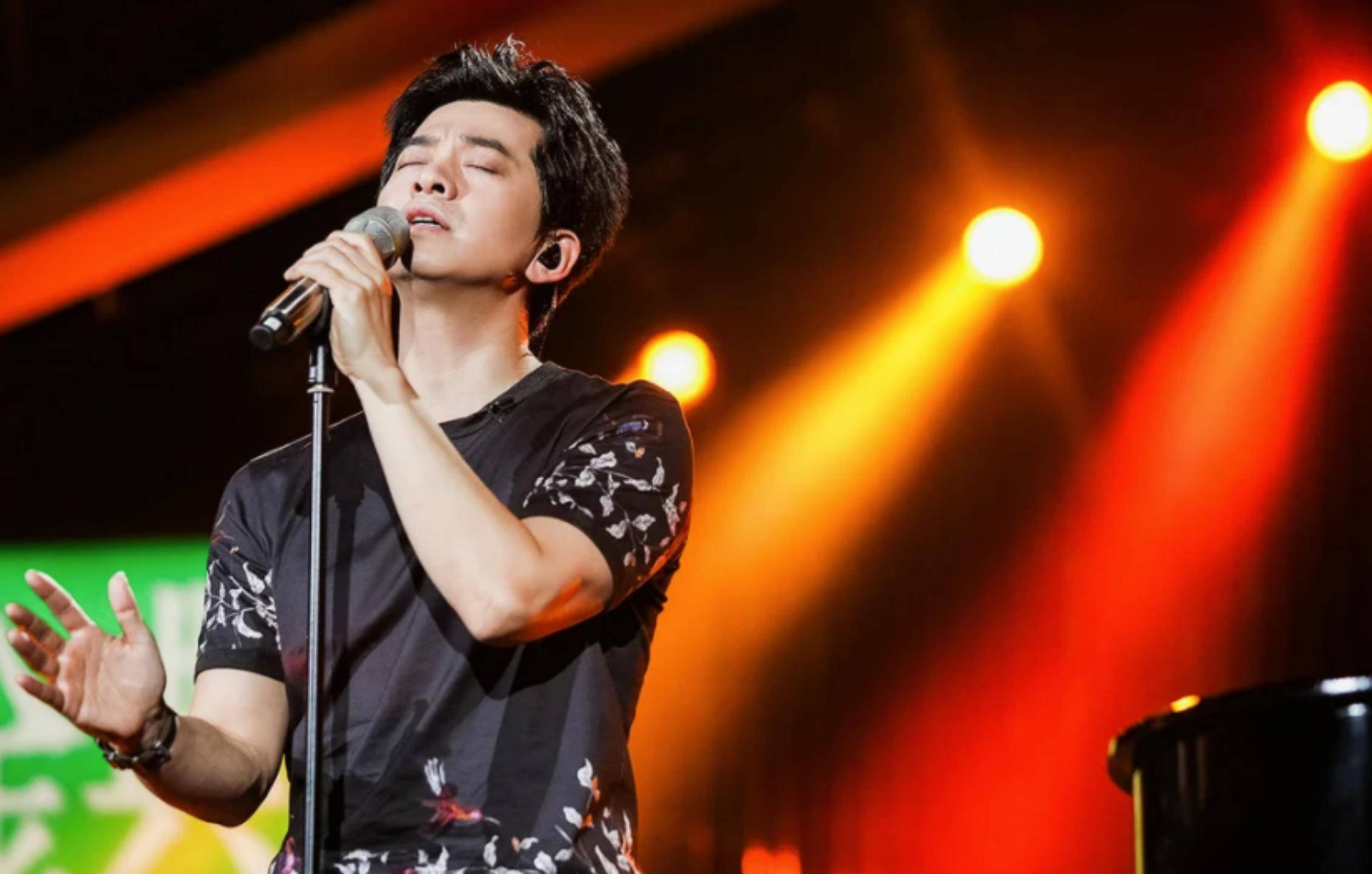 "乐坛奇葩"李建:和青梅竹马相恋,只结婚不生孩子,活得很潇洒_李健