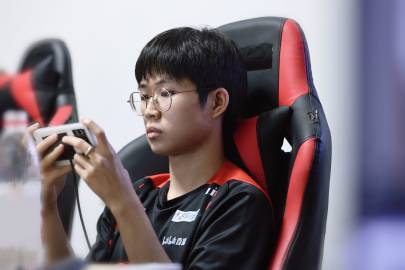 之后,网上再次曝出消息,啊泽又不走了,原因是自己的恩师awoke回到了ag