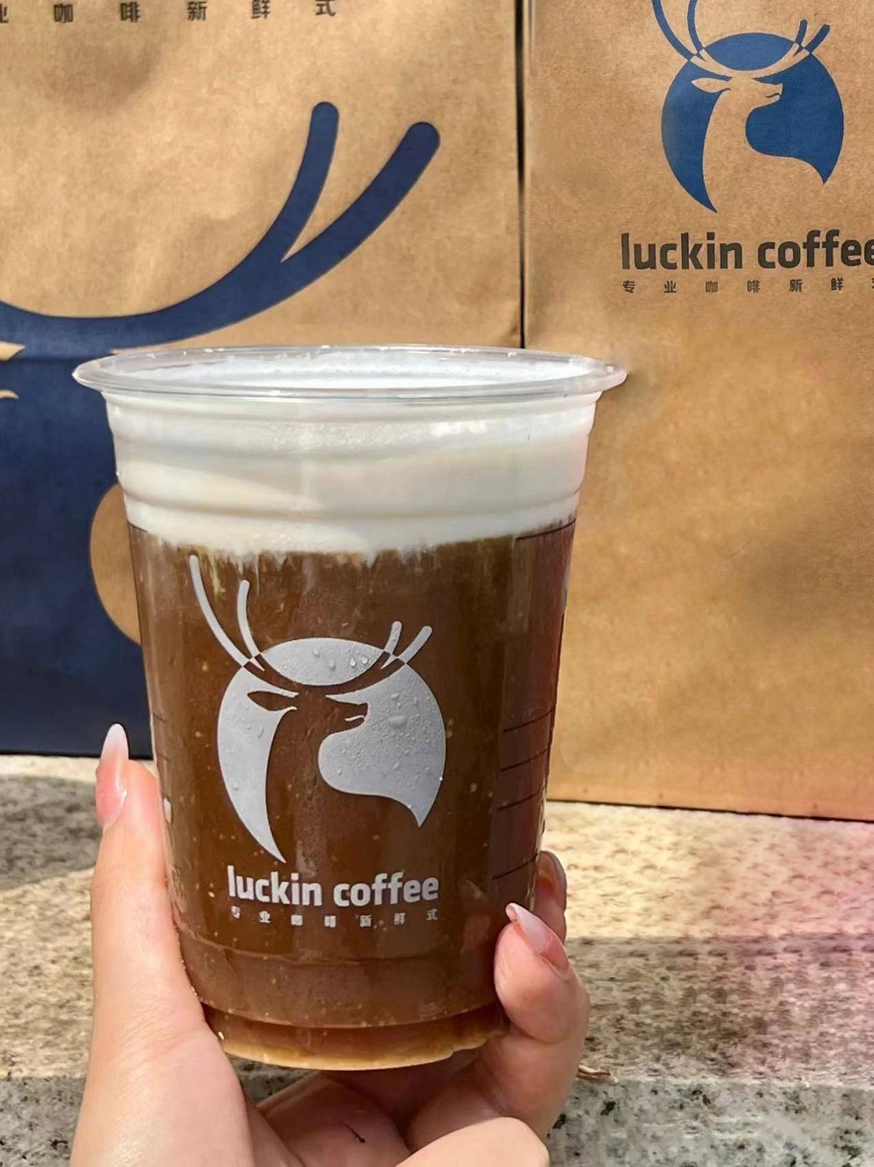 椰云精萃美式的爆款topping,采用瑞幸咖啡原创神秘"黑科技"——椰云