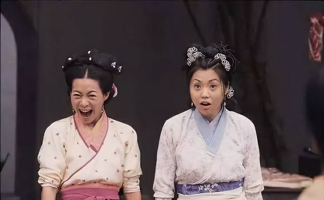 两个姐姐贴心跟随,三姐妹近照如饼印_梅小青_母亲_家庭