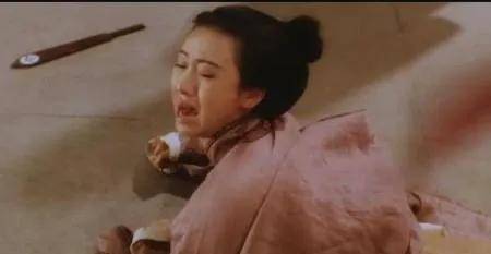 一年后,王晶导演的《满清十大酷刑》上映了,翁虹饰演哀伤妖媚的小白菜