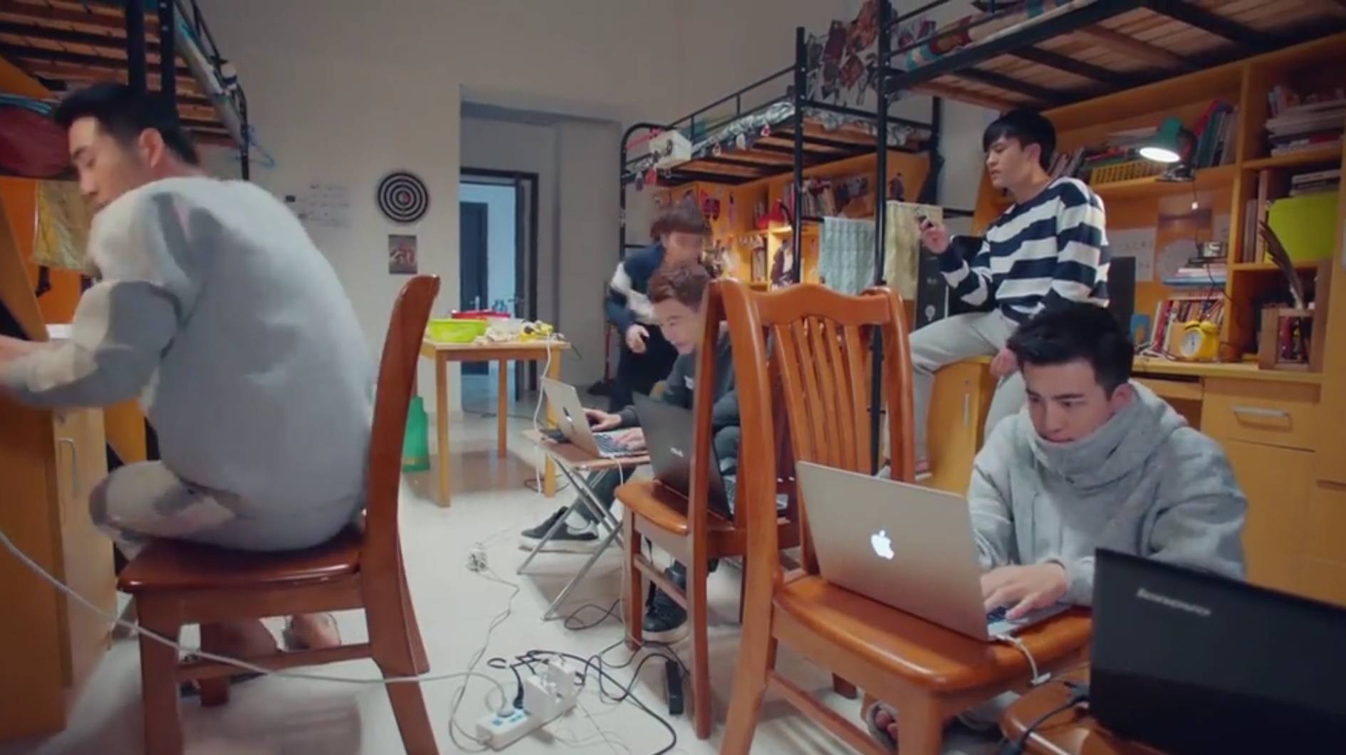 一起同过窗主角团一周的宿舍生活连蟑螂都不想动了