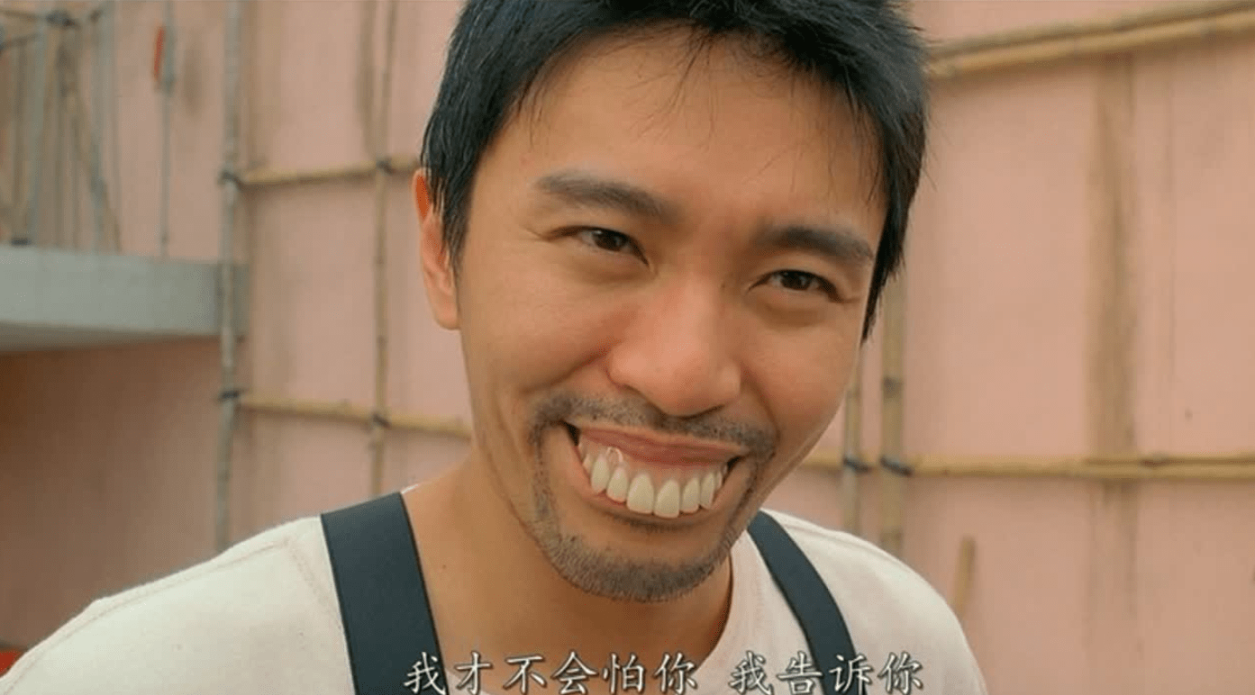 而且周星驰的出场也比较晚,中前期出镜的周星驰不是戴着墨镜,就是戴着