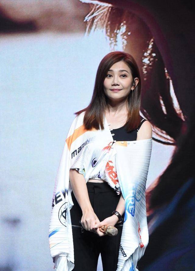 梁静茹长发造型太美了,配这么花的裙子都不幼稚,气质可真温柔