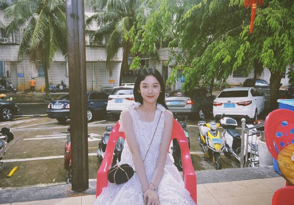 周也晒夏日胶片写真 穿白色吊带裙清新甜美显气质