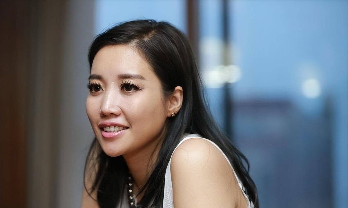 时隔很多年在那登上热搜还是因为身材走样,这无疑对于一个歌手来说是