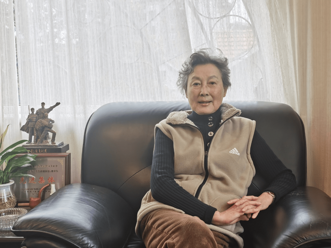 84岁向梅越老越漂亮中老年人都该学学她旗袍搭披肩气质绝佳