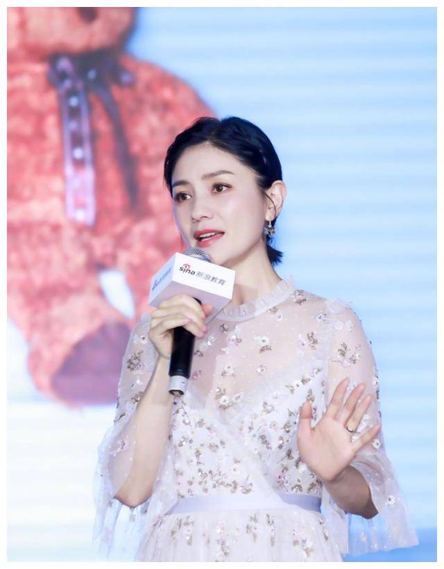 原创胡可穿粉色毛衣配印花裙领口美得很出彩谁还敢说她老