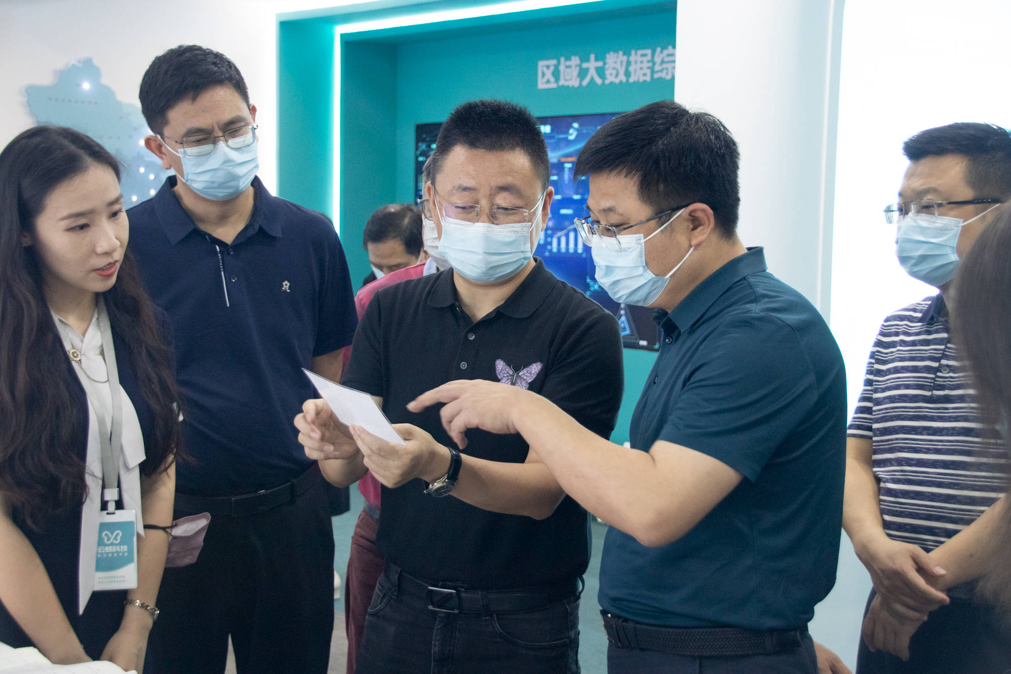 张书基一行首先参观了云蝶科技展厅,详细了解云蝶战略转型后,依托柔性