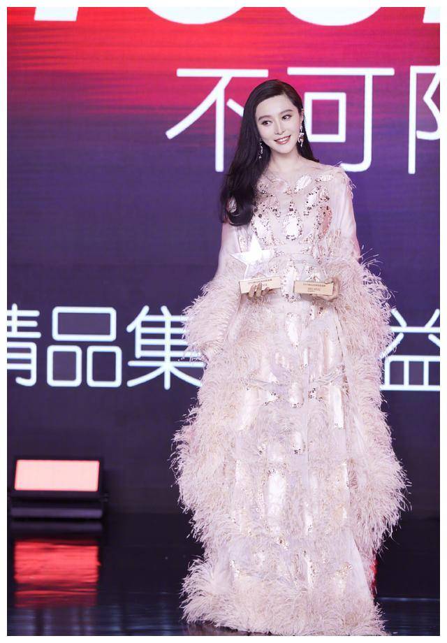 也像这条粉红色的羽绒裙一样,清爽的粉红色裙子披在范冰冰身上,羽毛