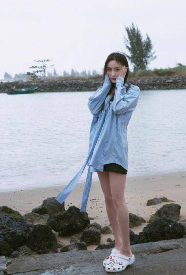 原创杨幂身穿jk大秀身材热辣时尚似18岁少女