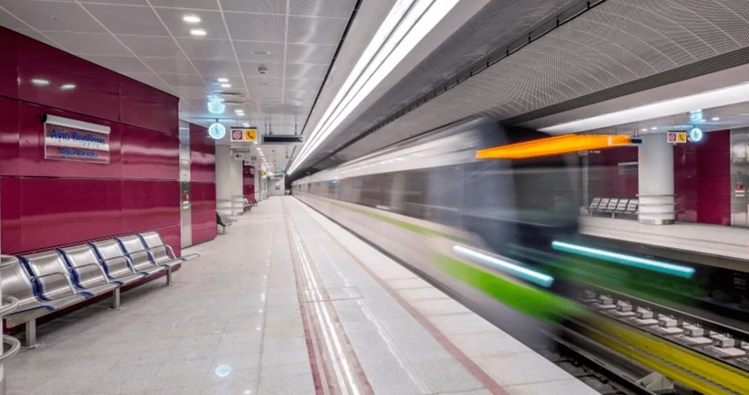 地铁跳轨 失足坠海!雅典一天发生两起惨剧_男子_gr_母亲