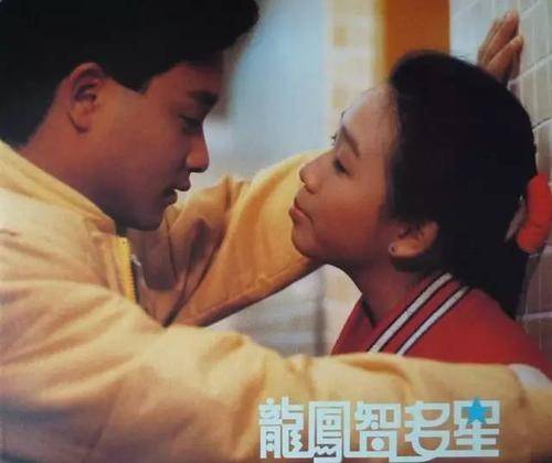 神奇的是,林忆莲加入唱片公司,第一件事儿不是出单曲,反而是和张国荣