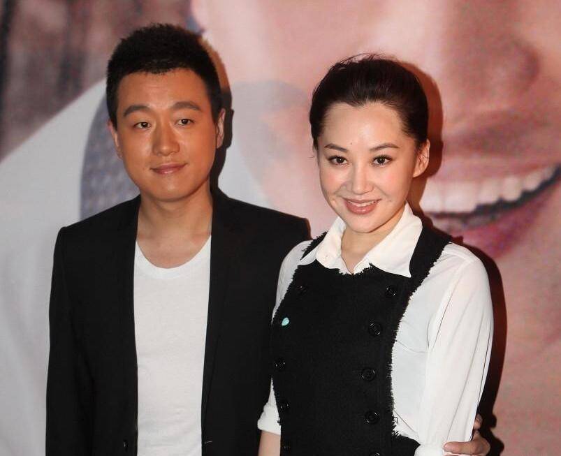 靳东2015年,在《来势凶猛》中许晴与小她7岁的靳东演情侣,当时《伪装