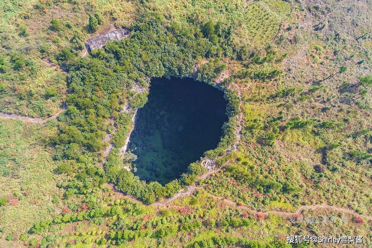 藏在广东的“大地之眼”，深度近100米，底部树木疯长蛇虫绕行