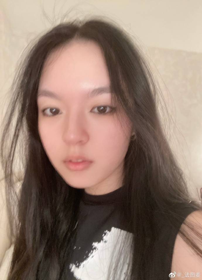 李咏女儿晒近照,6个字显示自己的真实生活