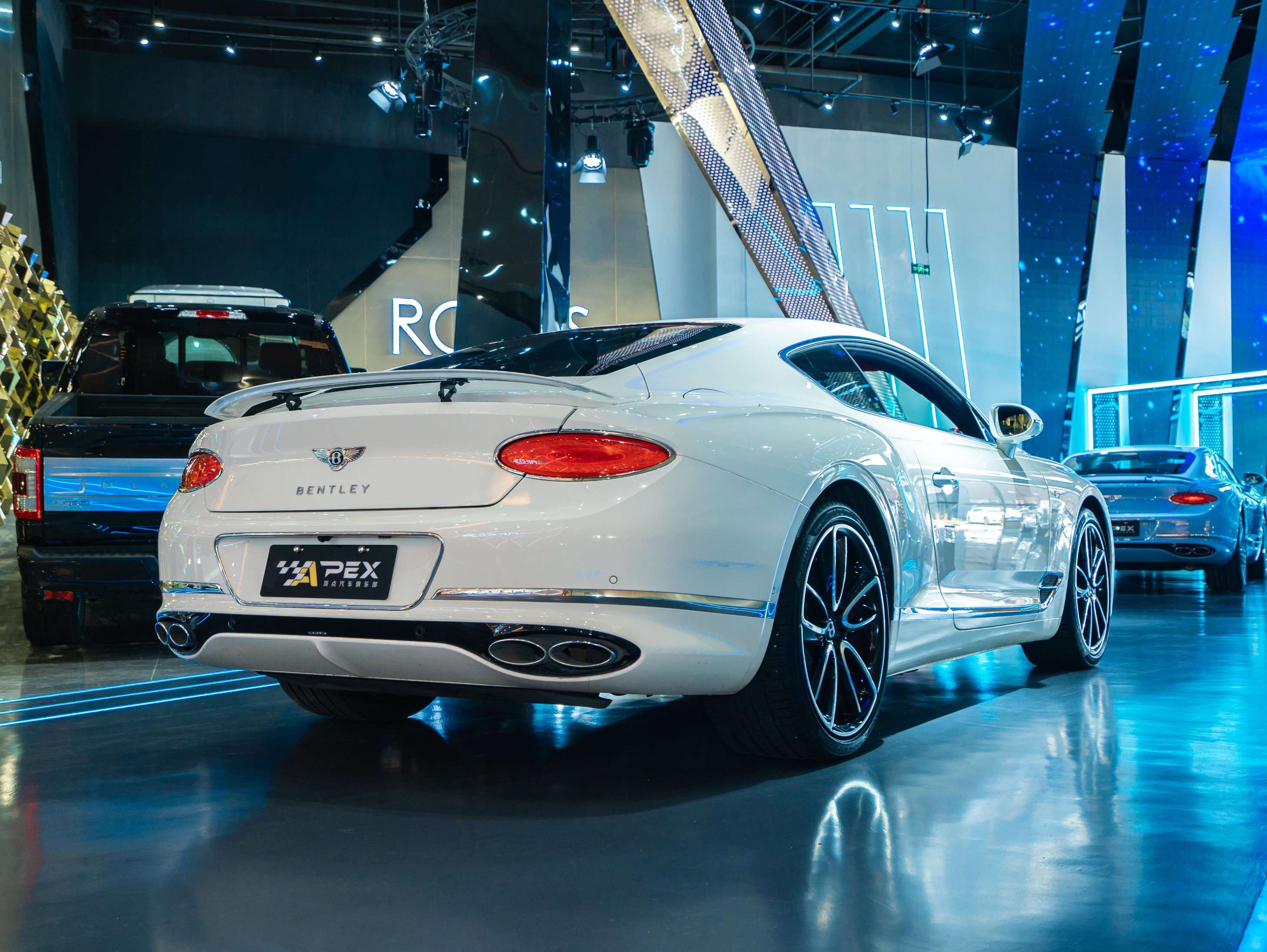 宾利欧陆gt白色红色2020款40tv8