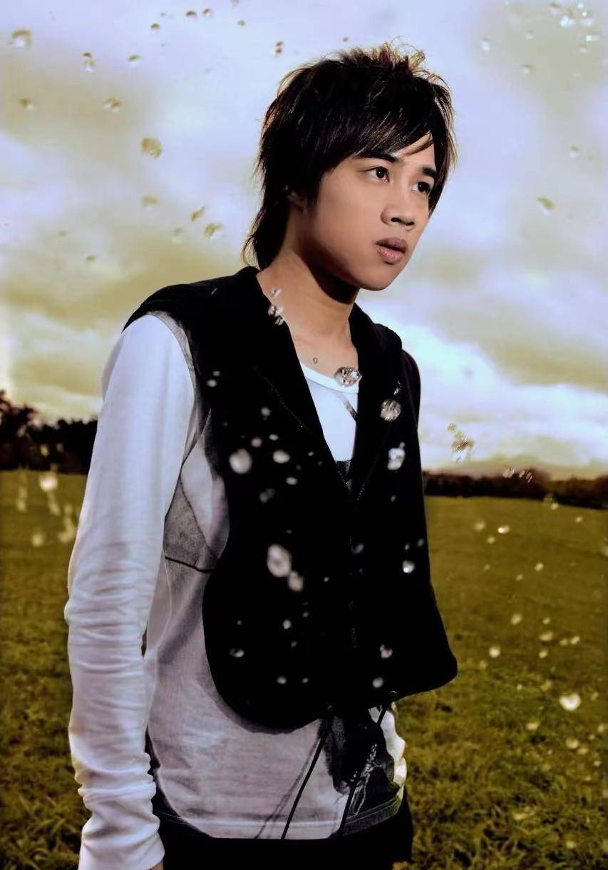 歌手tank带新歌《倔强的树》宣布复出,谁的青春回来了