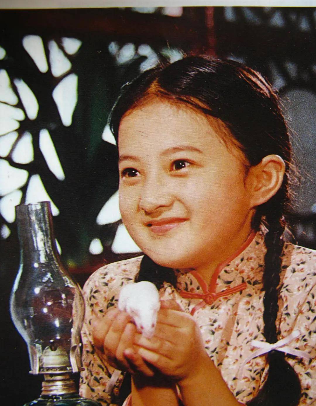 琼瑶的剧组正在招募演员,需要一位小女孩来扮演儿时版的主角夏婉君,一