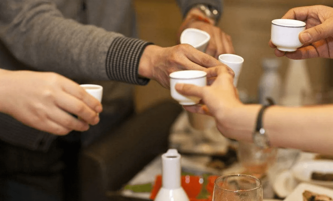 原创酒桌上不懂如何应酬行家教你4句敬酒话让你从此纵横酒场