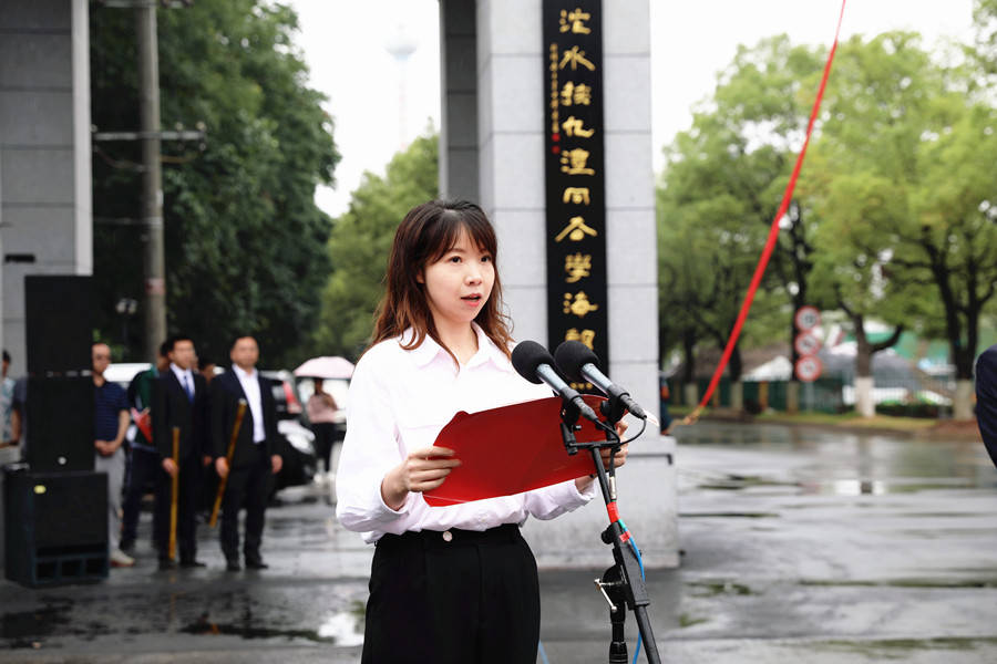 澧县一中举行新校门暨溪东书院教学楼启用揭牌仪式