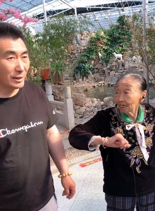 85岁马玉琴跟李玉成牵手秀恩爱,拍完视频立马甩开,网友:钱难挣_俩人