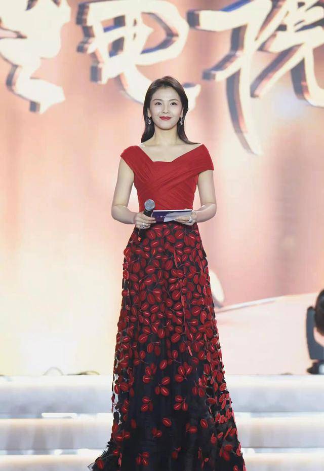 穿大红裙担任大学生电影节主持人,太美艳_红色_礼服_连衣裙