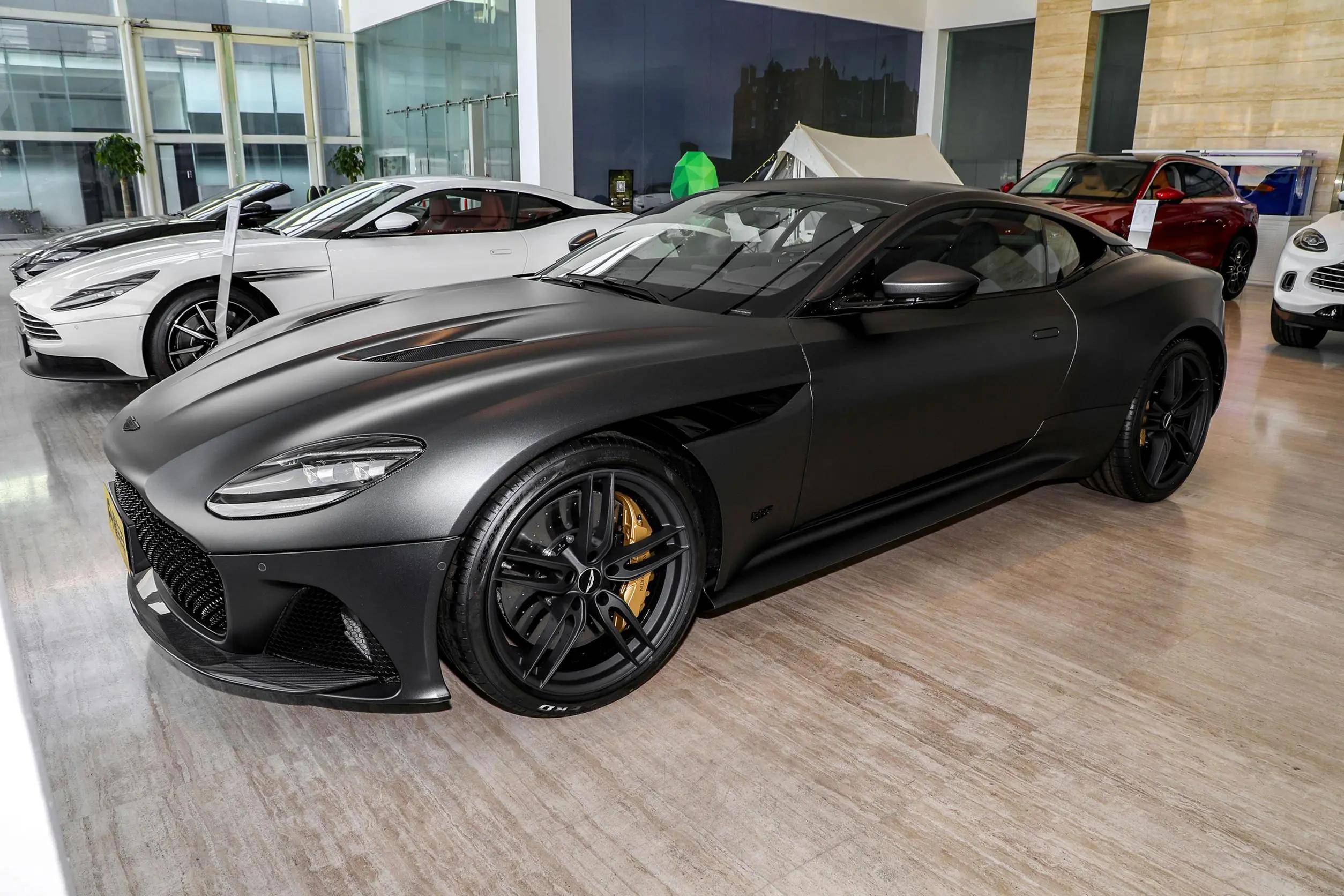 西装暴徒之王，阿斯顿·马丁DBS配5.2T V12发动机，售价400.8万起