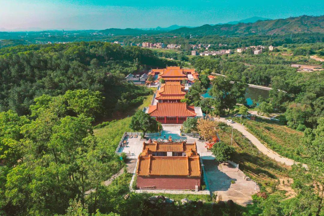 原创广东揭阳揭西县有片龙岭山上有座庙很灵竟然还有座八达岭长城