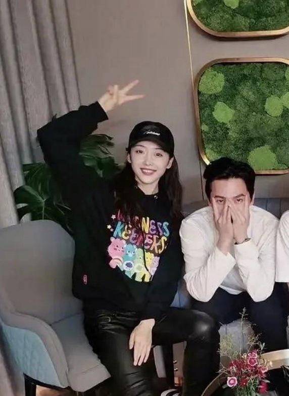 原创宣璐杨洋同框新红楼梦后再牵手新剧彩色图案t恤抢眼