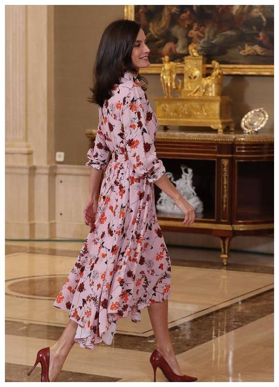 原创西班牙王后莱蒂齐亚气质开挂衬衫搭配百褶半身裙高贵大气