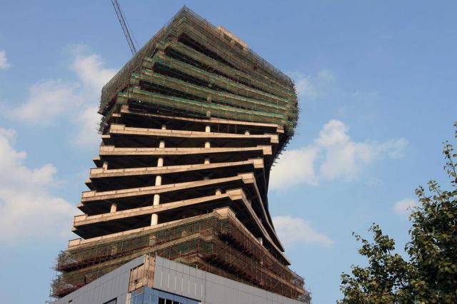 原创             厦门超奇葩建筑，造型扭曲至今仍未使用，被评：哗众取宠