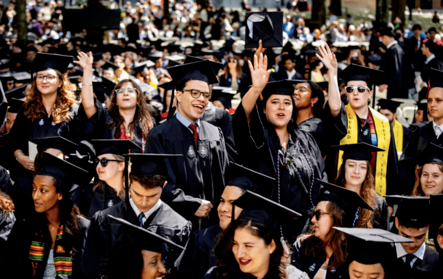 哈佛校长2022年毕业演讲：带着激情和热情去拥抱未知世界！