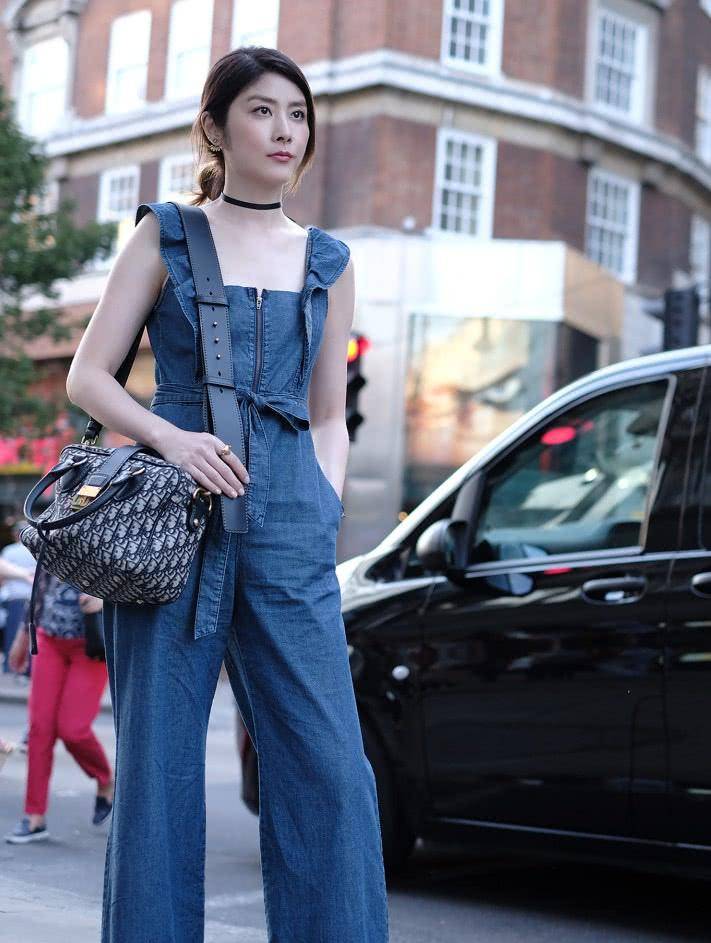 原创陈慧琳48岁还敢挑战玫红色穿上衣配半身裙不土反而美出新高度