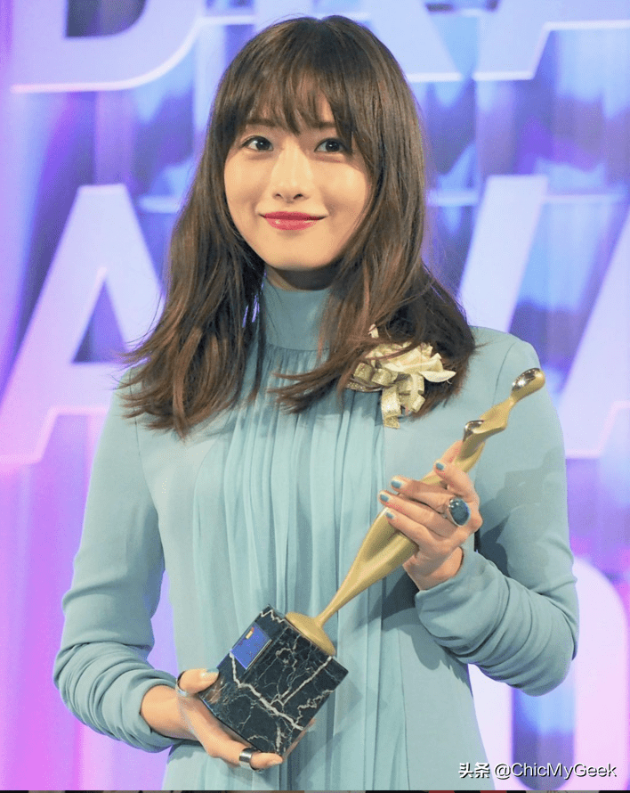 传石原里美退出娱乐圈从政!日剧女神将变国外最美女政客?_职场_造型_黑色
