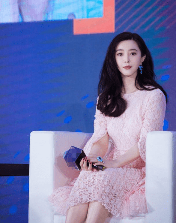 这件粉红镂空蕾丝连衣裙让范冰冰看起来就像一个温柔的大姐姐,可见