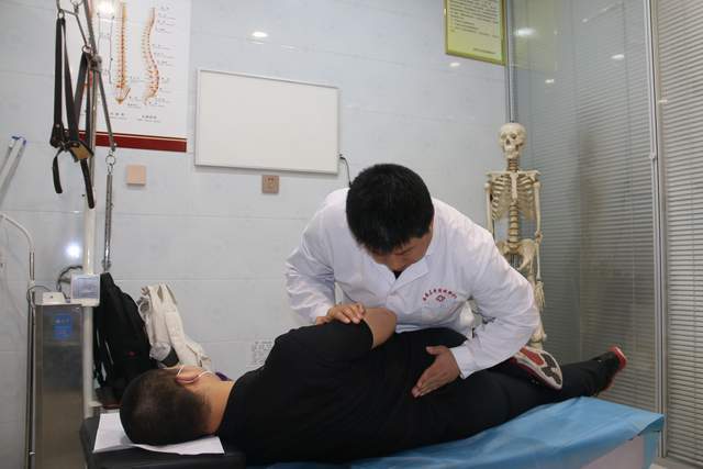 不开刀,治疗腰椎滑脱,西安这位医生巧手为患者祛病痛_田少波_推拿