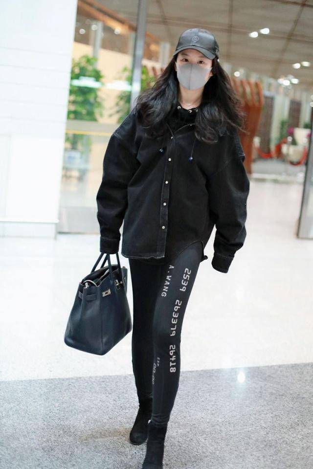原创             31岁刘亦菲素颜走机场，一身黑色穿搭保暖还时尚，尽显女神本色！