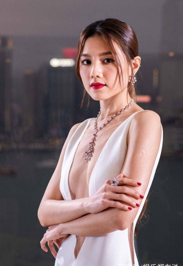 原创             《金像奖2022》周秀娜戴近百万元钻石项链，虽抢眼但不是最贵？