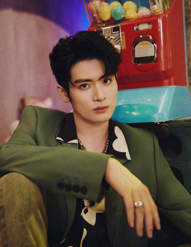 into1五位人气成员官方照刘宇和周柯宇撞衫力丸被夸造型最佳