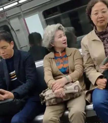 原创             地铁“精致奶奶”走红，一头银发似摩登女郎，网友：要优雅的变老